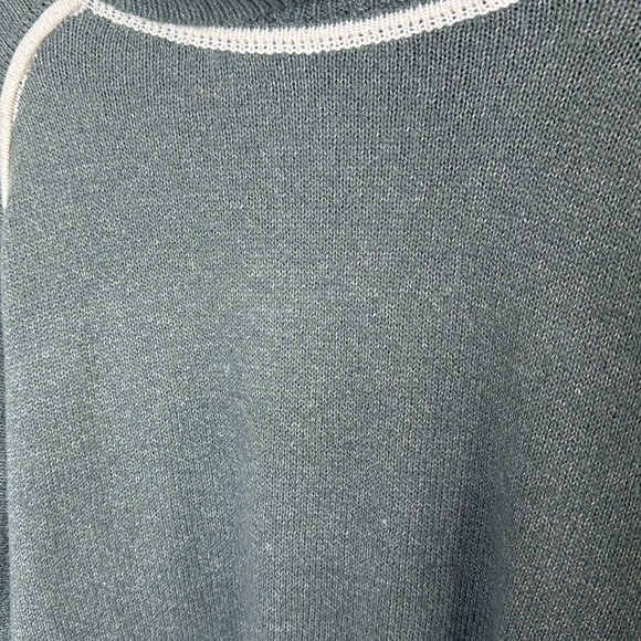 Chic Green Sweater with White Accents - Picture 3 of 6